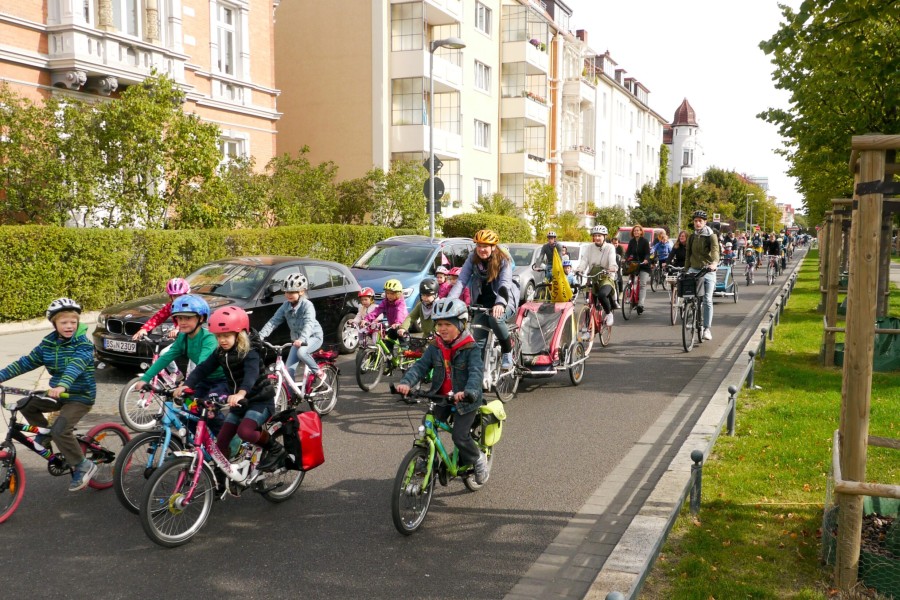 Die Kinder und deren Eltern wollen auf die Fahrrad-Situation in Braunschweig aufmerksam machen. 