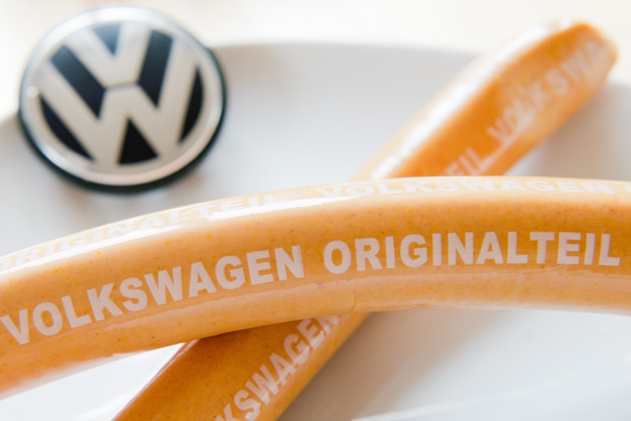 Die beliebte Currywurst von VW wird hunderte Kilometer entfernt jetzt zum Kassenschlager. (Symbolbild)