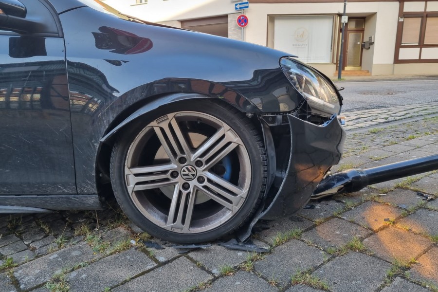 Der Fahrer hat sich bei dem Unfall in Wolfsburg glücklicherweise nur leicht verletzt.
