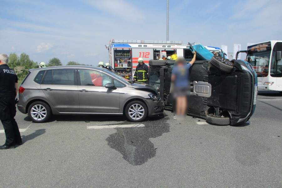 Durch die Wucht der Kollision wurde der T-Roc bei dem Unfall in Wolfsburg auf die Seite gelegt.