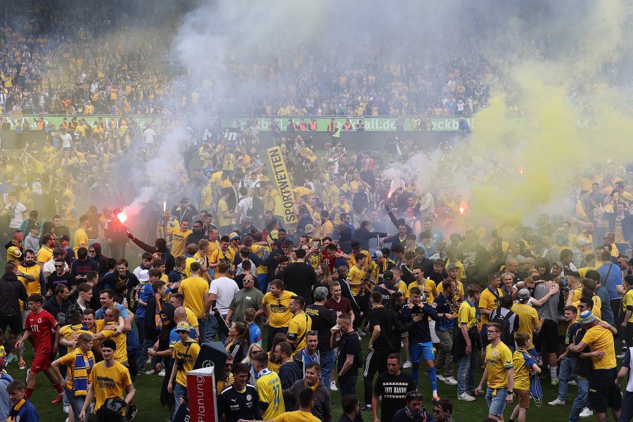 Platzsturm nach dem Aufstieg von Eintracht Braunschweig in die 2.Liga – leider lief an dem Tag nicht alles schön. 