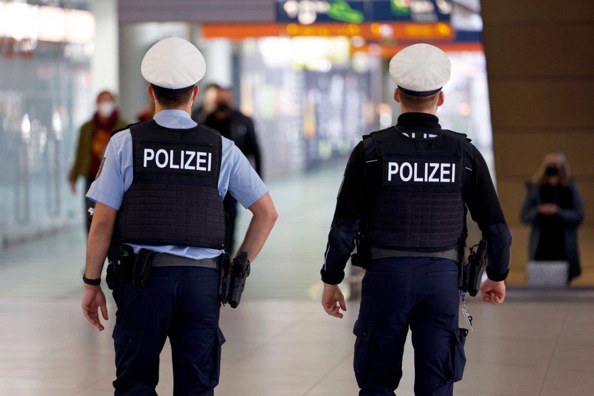 Zwei Einsatzkräfte der Polizei am Flughafen Hannover