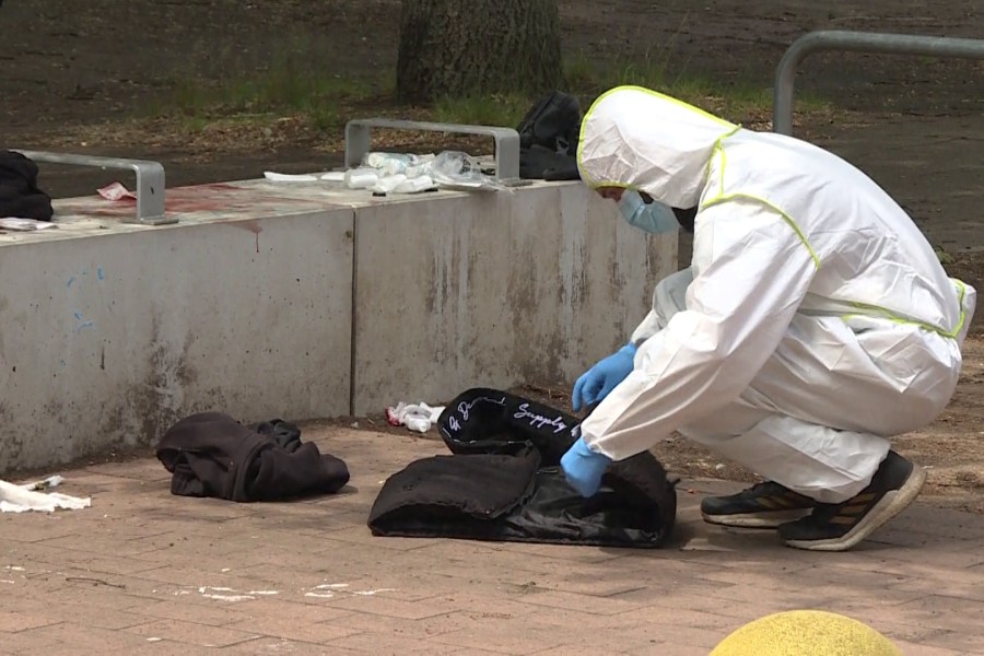 Die Polizei Hannover sucht nach der Messer-Attacke nach Beweisen am Tatort.
