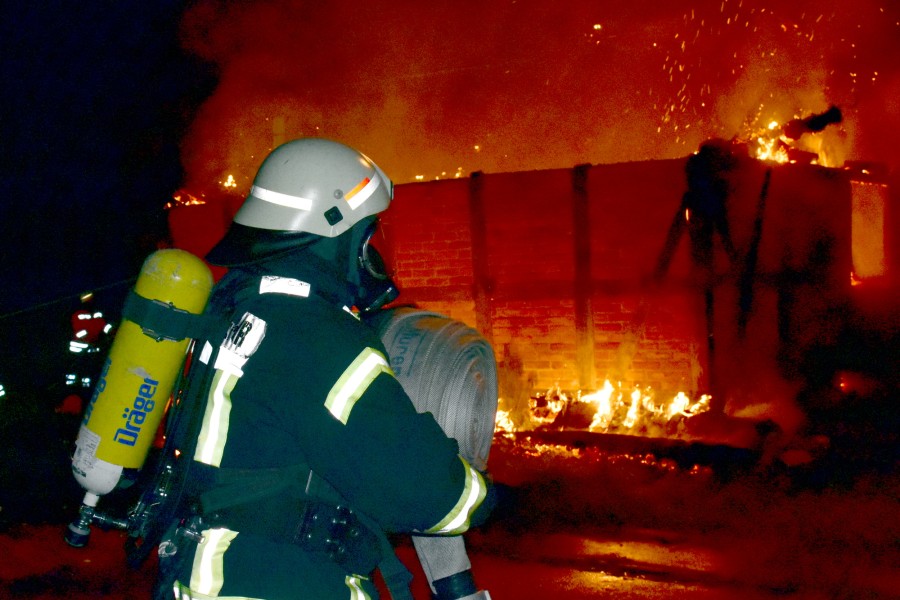 Die Feuerwehr musste nicht nur das Feuer im Carport löschen, sondern auch dafür sorgen, dass die Flammen nicht auf das Wohnhaus übergreifen.