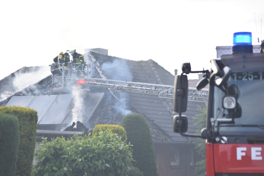 Bei dem Brand im Kreis Gifhorn kam auch eine Drehleiter zum Einsatz. 