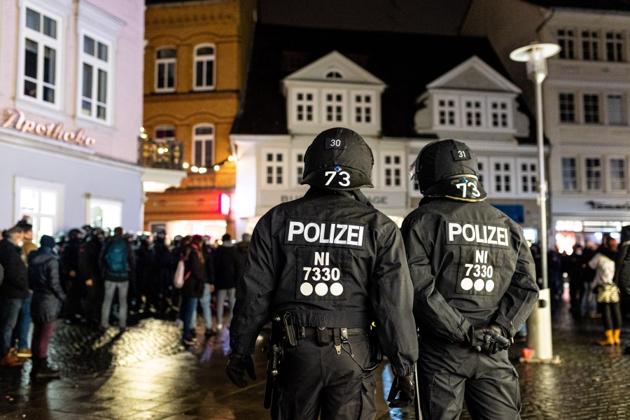 Krawallsuchender hatte es auf Polizei Braunschweig abgesehen. (Archivbild)