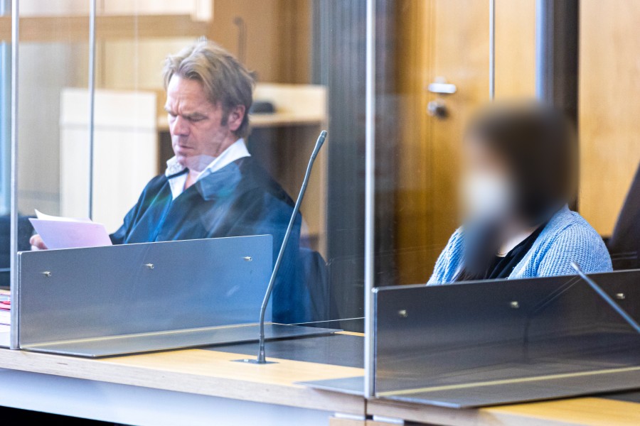 Die 28-Jährige aus Salzgitter soll ihre ehemalige Freundin mehrfach schwer misshandelt haben. Jetzt stand sie vor Gericht. 