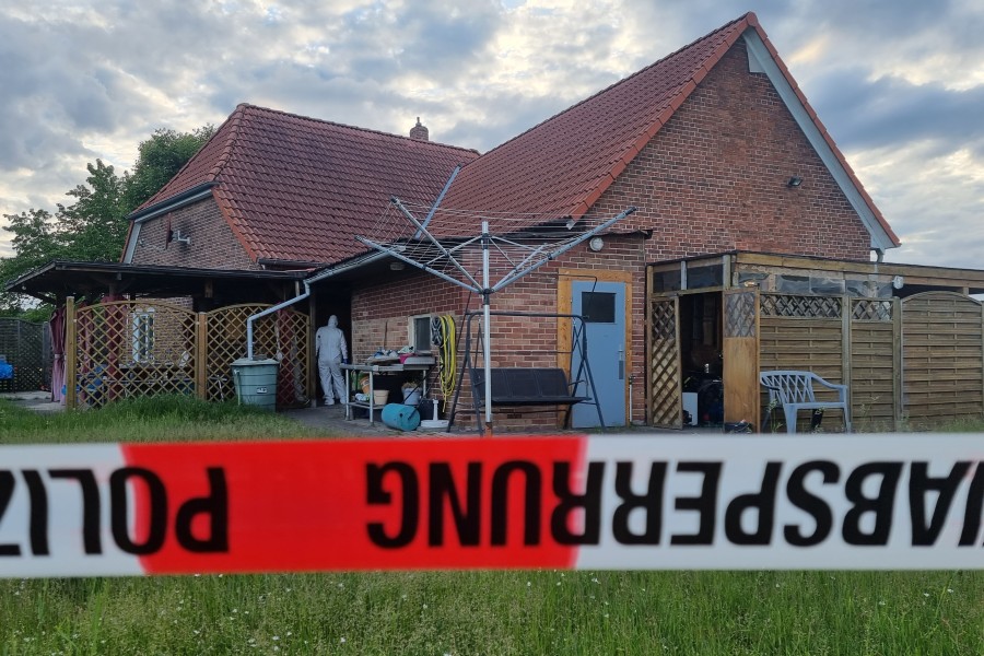 Der Kriminaldauerdienst sichert in dem Haus in der Region Hannover auch am Montagabend noch die Spuren. Der Kriminaldauerdienst sichert in dem Haus in der Region Hannover auch am Montagabend noch die Spuren.