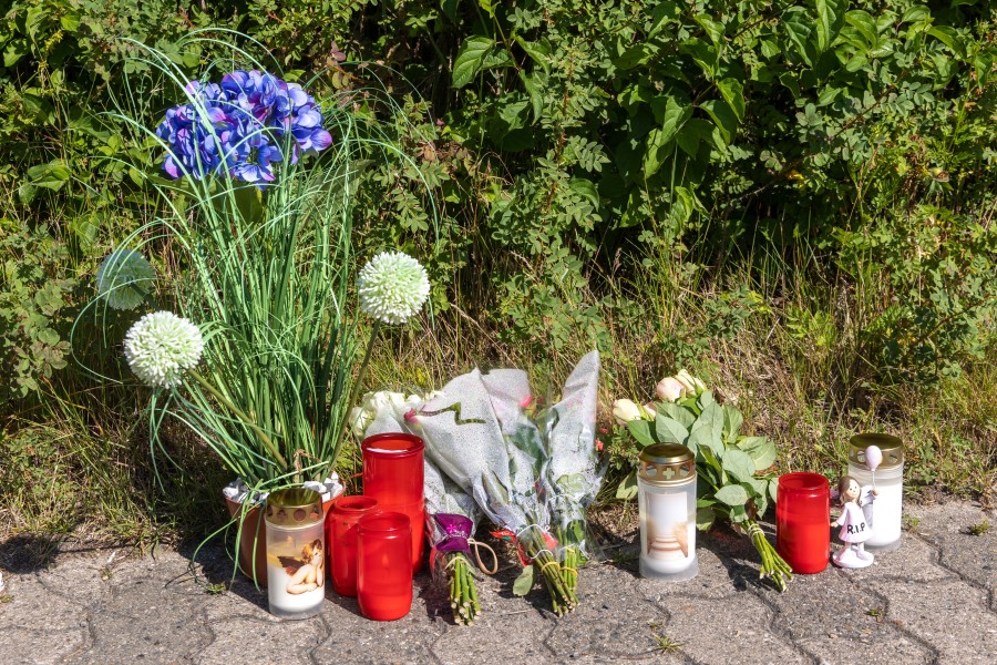 Schon gegen Mittag haben erste Menschen Kerzen und Blumen am Fundort niedergelegt. Bis zum Abend wurden es immer mehr. Die Anteilnahme in Salzgitter-Fredenberg ist groß. 