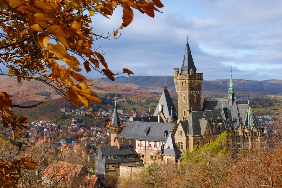 Seit dem 12. Jahrhundert steht im Harz das Schloss Wernigerode. Mit dem 9-Euro-Ticket kommst du hier an Pfingsten hin.