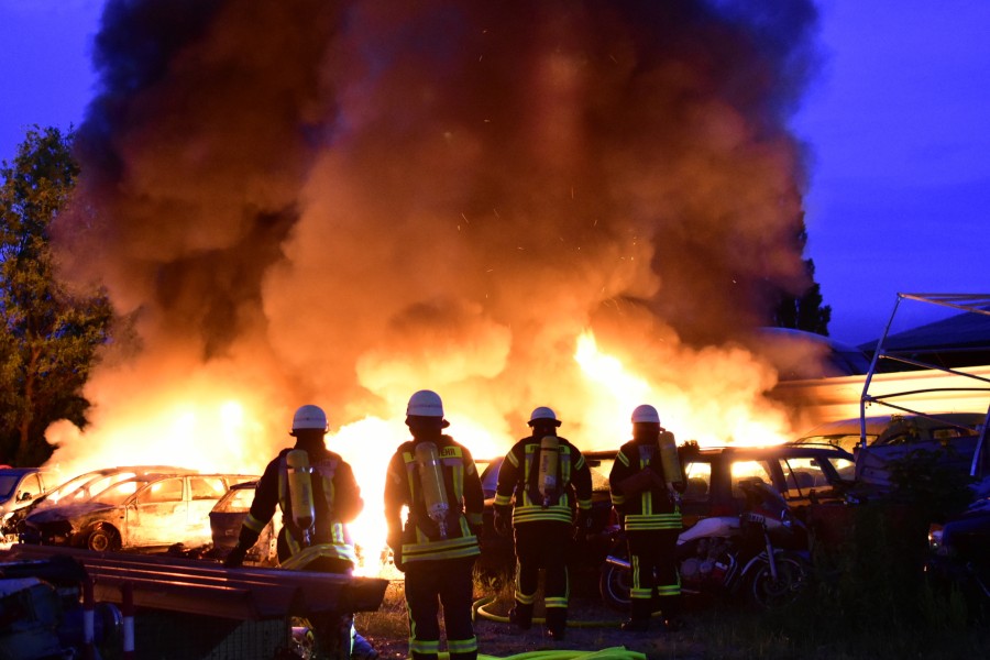 Großbrand in Schöppenstedt! 16 Autos brannten lichterloh. 