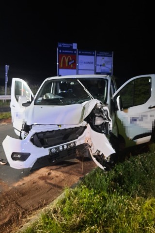 Der Transit wurde bei dem Unfall in Königslutter schwer beschädigt. 