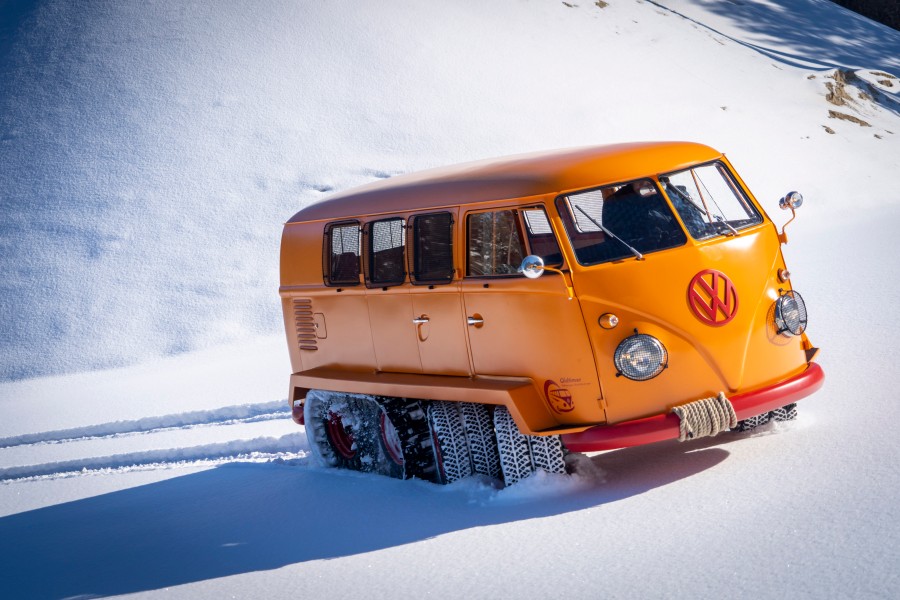 Der restaurierte VW Bulli T1 ist ein echter Gipfelstürmer. 