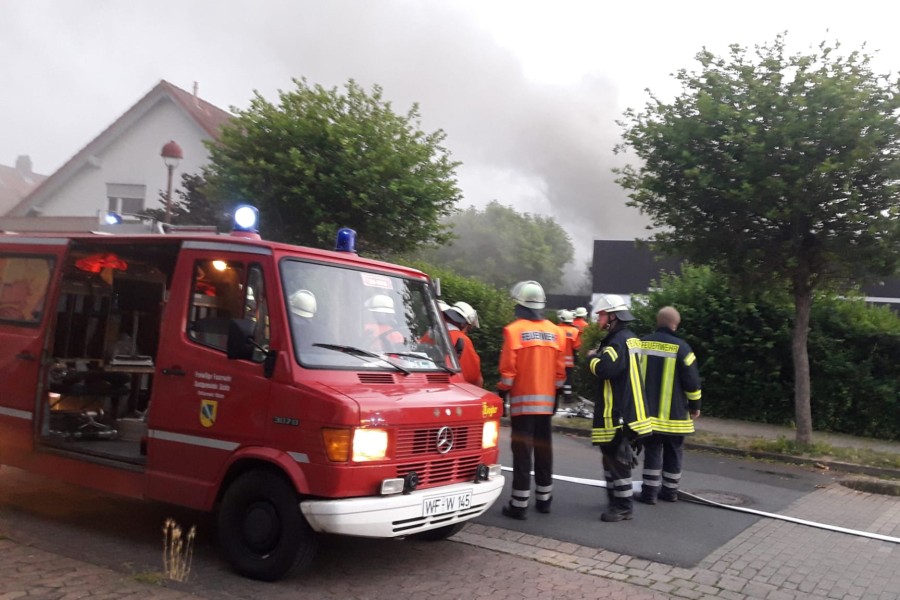 Kreis Wolfenbüttel: Haus steht in Flammen. Doch die Feuerwehr kommt nur schwer ran. 