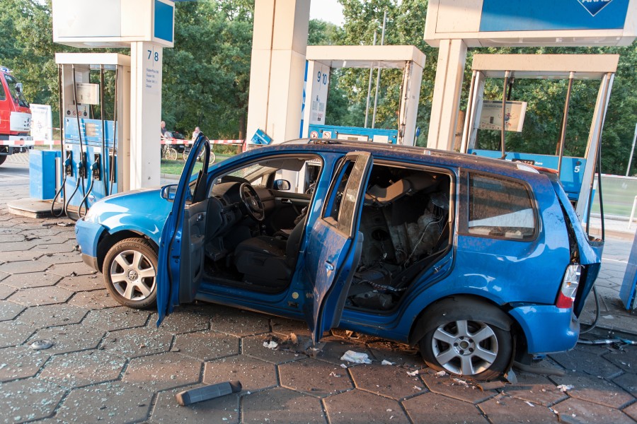 Der zerstörte VW-Touran nach der Explosion an der Aral-Tankstelle in Duderstadt (Niedersachsen).