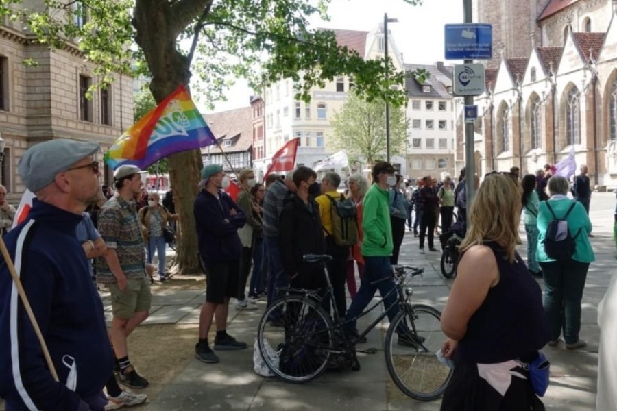 Dutzende Braunschweiger demonstrierten gegen die Aktion der Neonazis.  