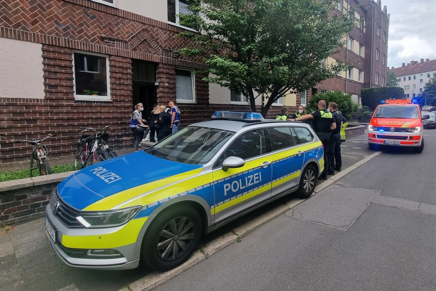In Hannover wurde eine Frau tot in ihrer Wohnung gefunden. Sie hatte mehrere Stichverletzungen.