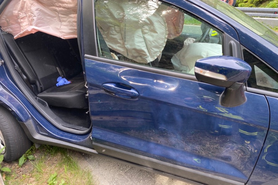 Die Feuerwehr musste nach dem Unfall im Harz eine Tür an dem Auto entfernen, um eine Frau zu befreien.