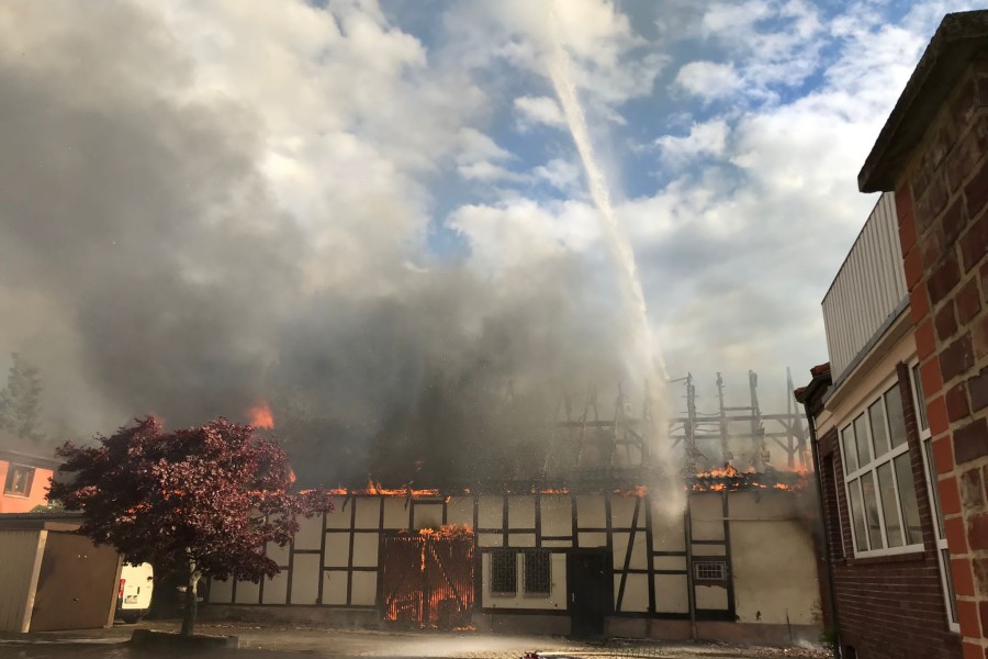 Im Harz sind zwei Gebäude niedergebrannt. Der Schaden liegt im hohen sechsstelligen Bereich!