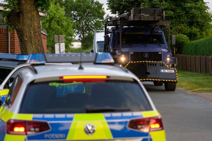 Die Polizei war in Niedersachsen mit einem gepanzerten Fahrzeug vor Ort.