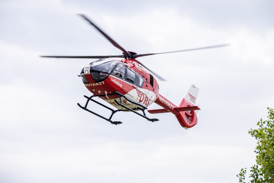 Bei einem schweren Unfall in der Region Hannover wurde eine Frau (60) lebensgefährlich verletzt. Sie wurde mit einem Rettungshubschrauber ins Krankenhaus gebracht. (Symbolbild)