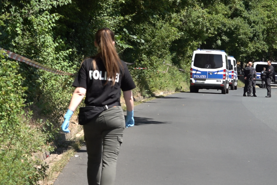 Die Polizei hat die Leiche in einem bewaldeten Grünstreifen in Salzgitter gefunden. 