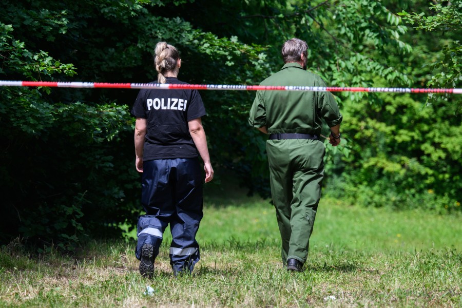Mitarbeiter der Spurensicherung der Polizei Salzgitter sind am Tatort an einer Grünfläche am Hans-Böckler-Ring. 