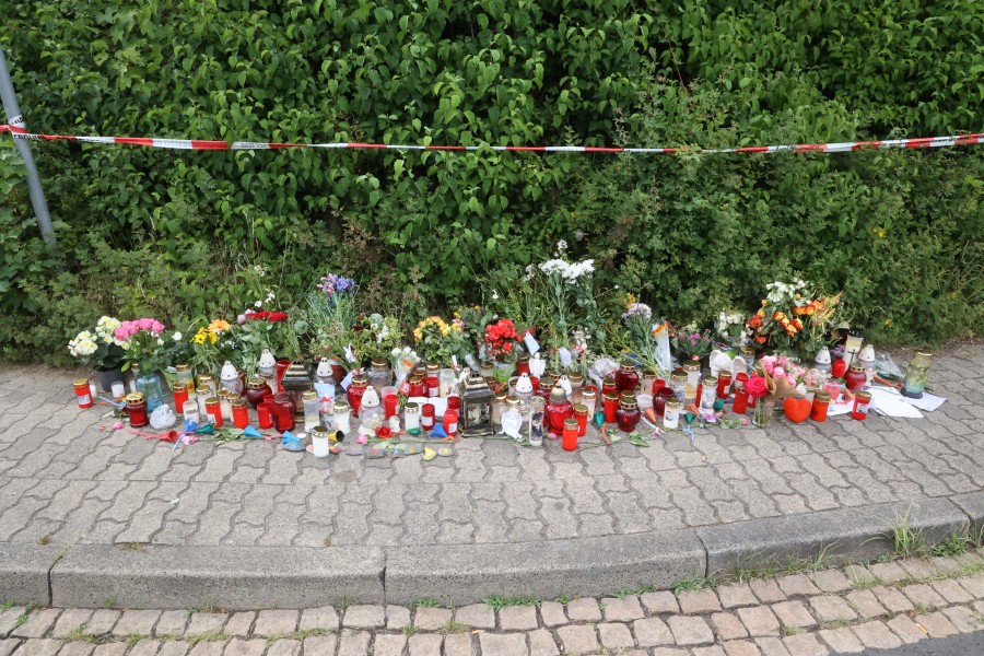 Viele Menschen wollen der betroffenen Familie ihr Mitgefühl zeigen. Auch Schüler haben Blumen, Kerzen und Engel abgelegt.