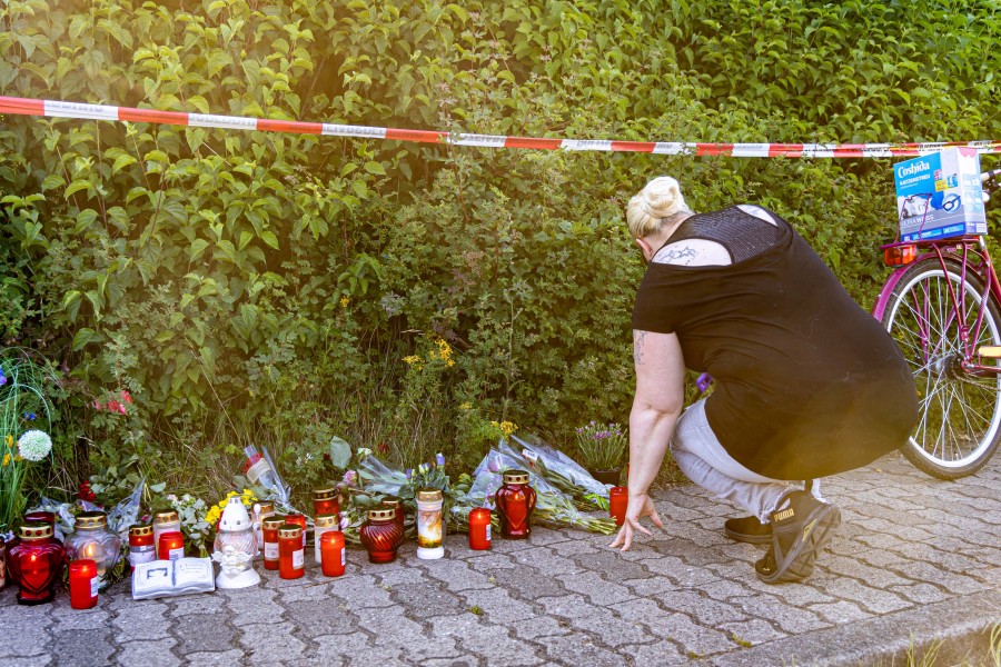 Trauernde legen Blumen an der Gedenkstätte in Salzgitter nieder. (Archivbild)