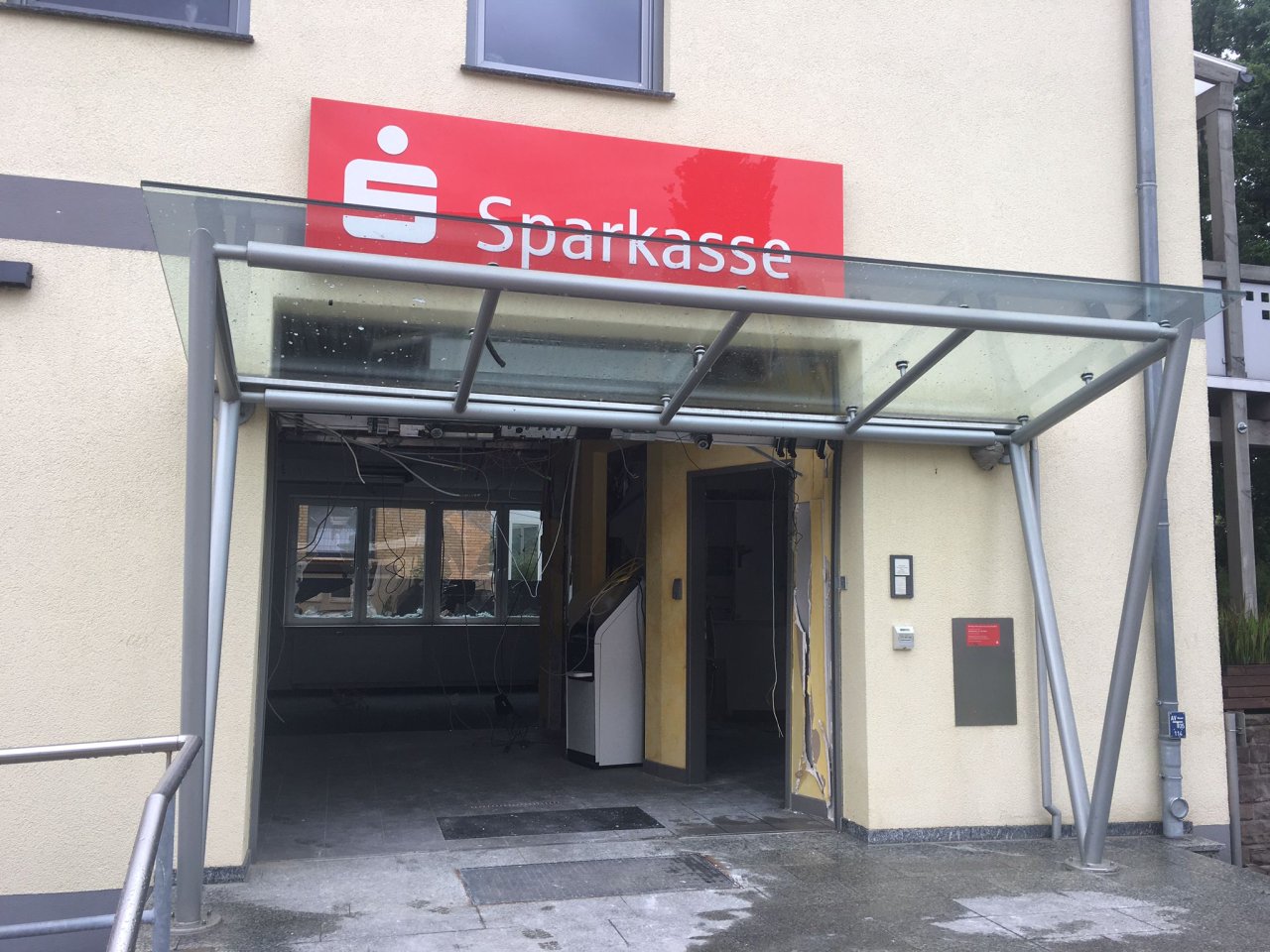 Kreis Peine Explosion zerlegt Sparkasse! „Filiale nicht mehr vorhanden