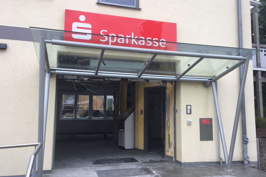 Diese SB-Filiale der Sparkasse Hildesheim Goslar Peine war in der Nacht auf Montag Ziel von Automatensprengern. 