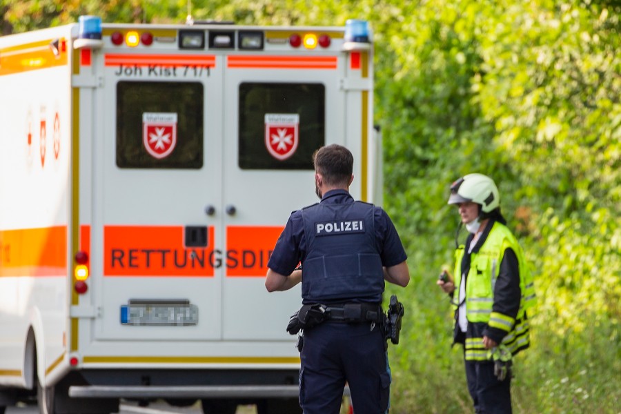 65-jähriger Fußgänger wird im Harz von Auto erfasst und stirbt. (Symbolbild)
