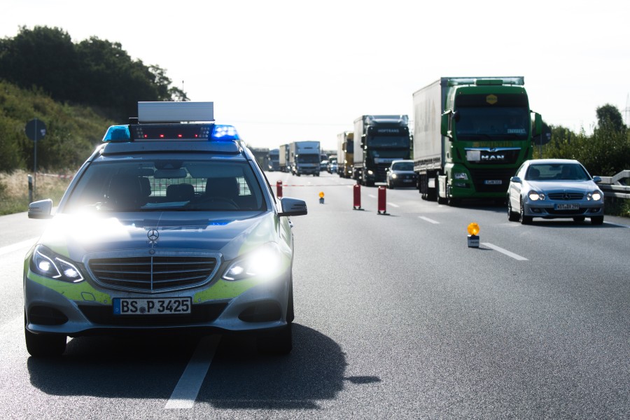 Auf der A2 sind bei Braunschweig drei Lkw aufeinander aufgefahren. Das führte zu einem langen Stau. (Archivbild) 