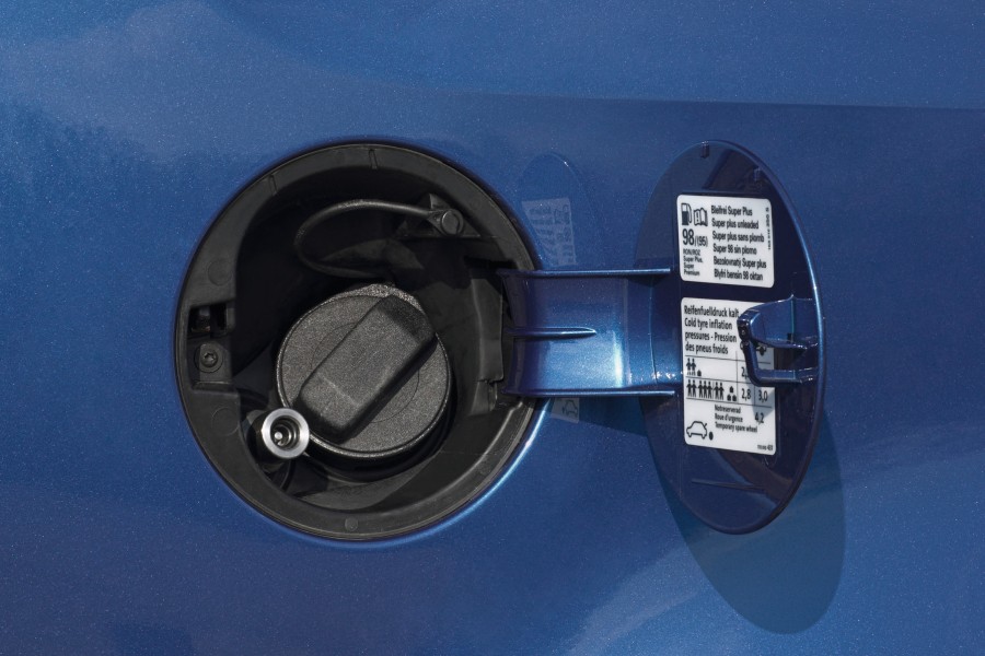 So sieht die Tankklappe beim Volkswagen Touran TSI EcoFuel aus – eine Kombination aus einem Anschluss für Erdgas und Benzin. (Archivbild)
