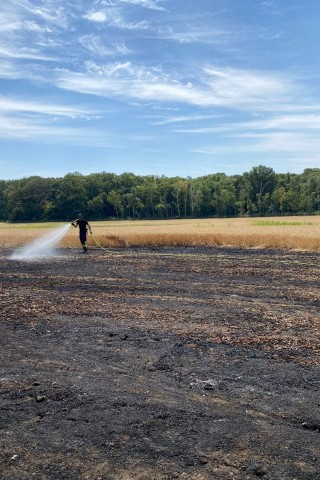 Auf einem Feld nahe der A2 im Kreis Helmstedt standen Tausende Quadratmeter in Flammen. 