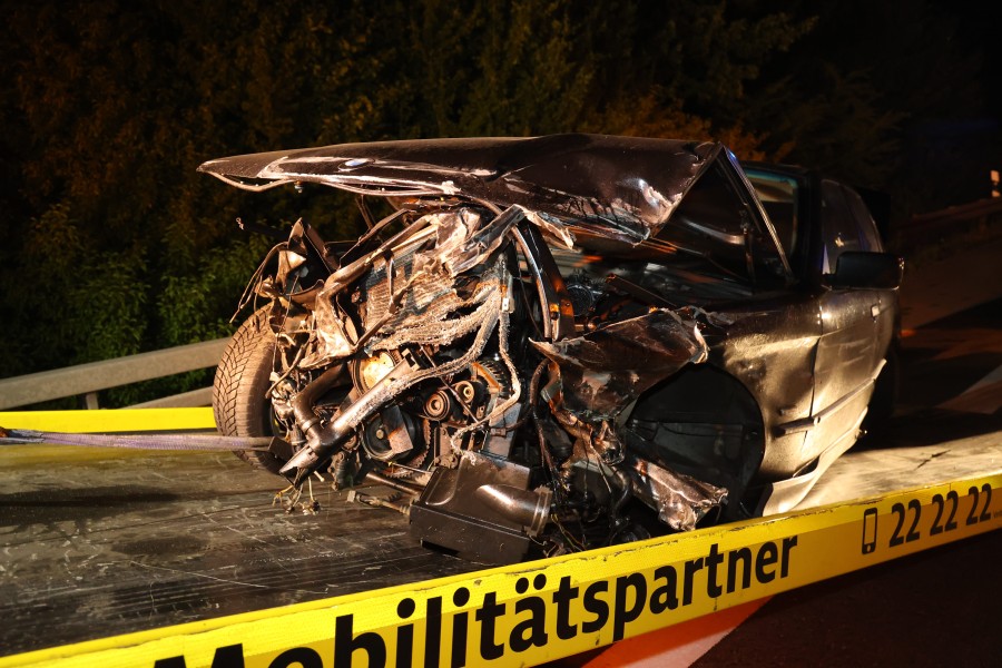 Heftiger Unfall auf der A39 bei Salzgitter! Fünf Personen verletzt. 