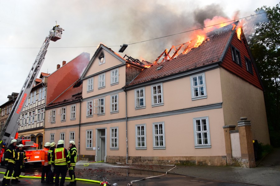 Der komplette Dachstuhl eines Mehrfamilienhauses in Wolfenbüttel ist abgebrannt. Die Polizei ermittelt! 