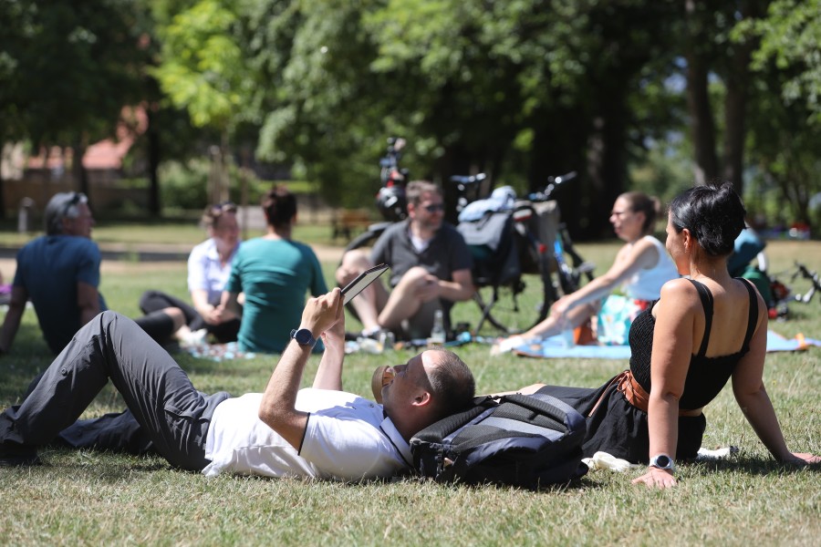 Aufgrund der Hitze zieht es viele Menschen in die Braunschweiger Parks – doch auf eine Sache musst du hier ab sofort verzichten. (Symbolbild)