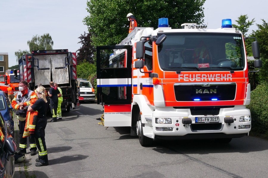 Ein Müllwerker hat sich in Braunschweig in eine missliche Lage gebracht. Nur noch die Feuerwehr konnte helfen! 