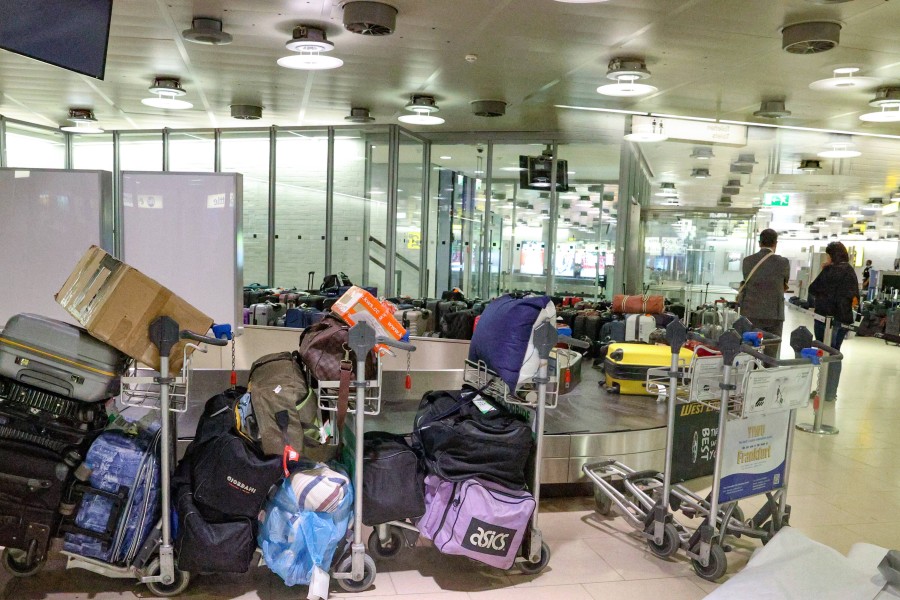 Flughafen Hannover: Das viele Gepäck der Reisenden muss kontrolliert werden. Vor allem die Menge an Handgepäck nimmt zu - die Kontrolle kostet Zeit. (Archivbild)