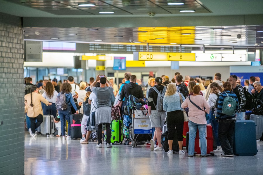 Nicht bei allen Reisenden am Flughafen Hannover ist die Stimmung gut. (Symbolbild)