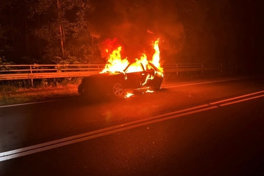 Heftig! Im Kreis Helmstedt ist ein Audi A3 komplett ausgebrannt. 