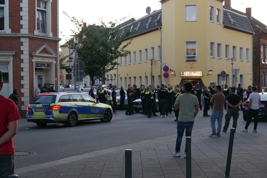 Heftige Szenen in der Peiner Südstadt! Sogar Polizisten aus Braunschweig und Wolfsburg rückten aus. 