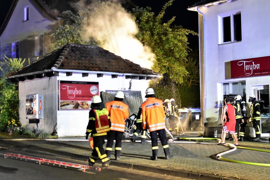 Die Feuerwehr Wolfenbüttel verhinderte, dass die Flammen auf das Restaurant-Gebäude von Tayba überschlugen. 