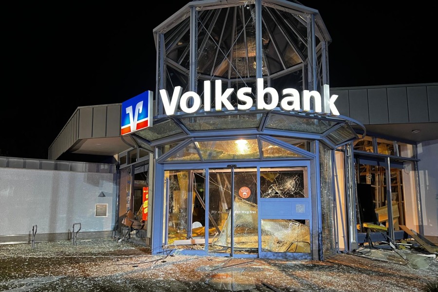 In der Volksbank BraWo in Edemissen (Kreis Peine) hat sich am Freitagmorgen eine heftige Explosion ereignet. 