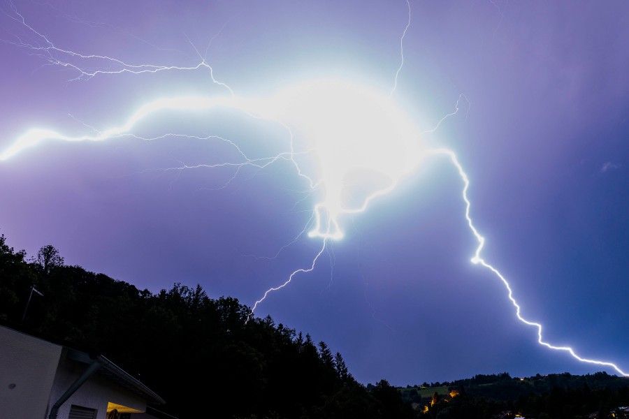 Wetter in NRW: Uns erwartet ein waschechtes Sommergewitter! (Symbolbild) Wetter in NRW: Uns erwartet ein waschechtes Sommergewitter! (Symbolbild)