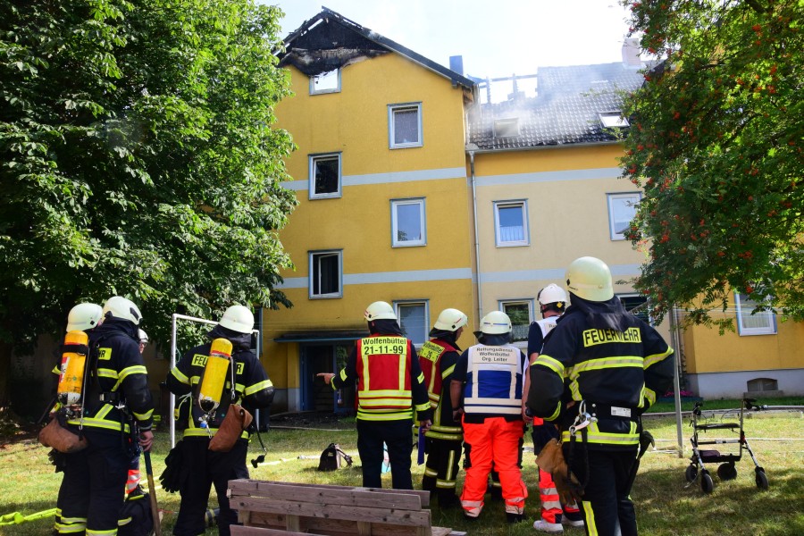 Die Brandserie in Wolfenbüttel geht weiter – der fünfte Dachstuhlbrand am frühen Montagabend machte das Mehrfamilienhaus in der Töfperstraße unbewohnbar. 