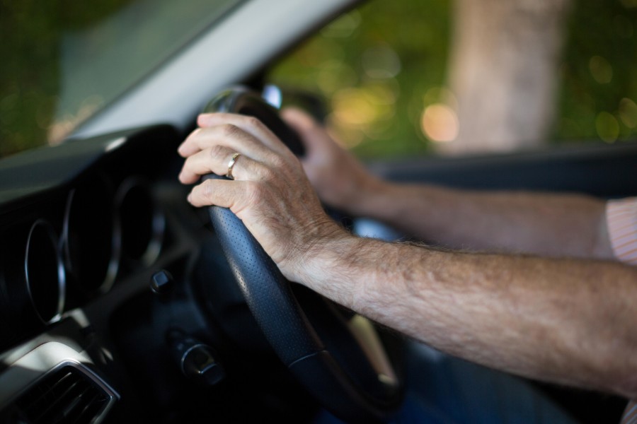 Ein Senior ist mit seinem Auto falsch herum in den Kreisverkehr gefahren. Es kam zu gefährlichen Szenen! (Symbolbild)