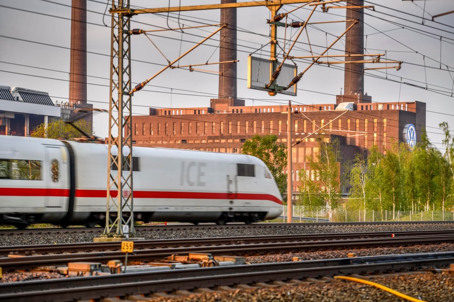 Für Pendler zwischen Wolfsburg und Braunschweig wird ein Schienenersatzverkehr eingerichtet. (Symbolbild)