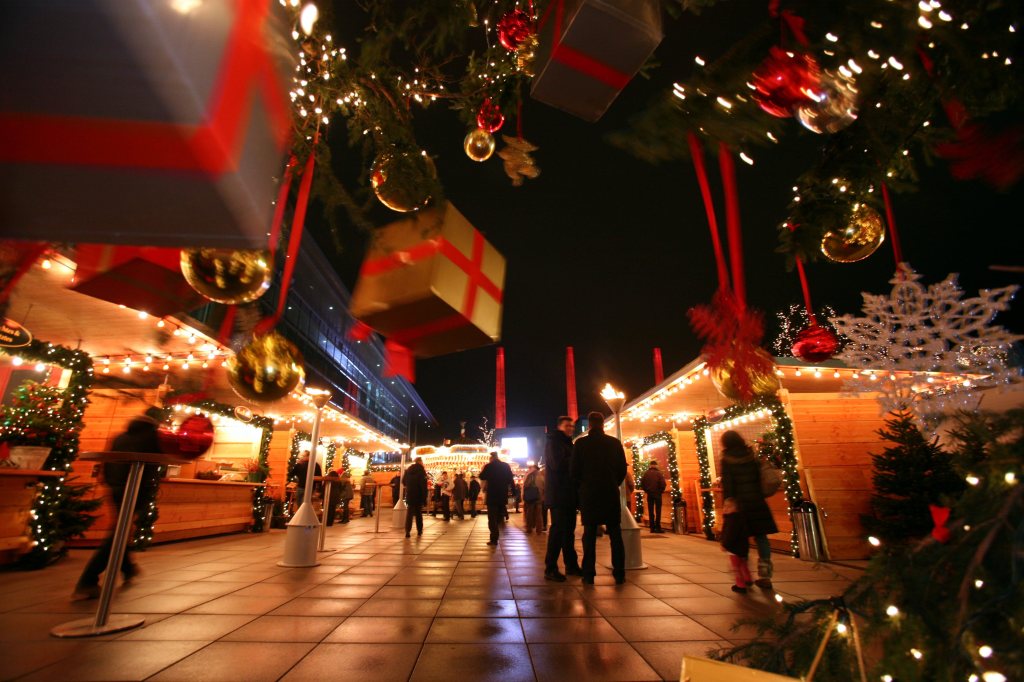 Weihnachtsmarkt Wolfsburg Stände mit Besuchern
